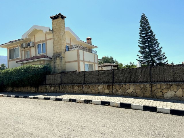 4-Zimmer-villa in Kyrenia, Alsancak, voll möbliert und mit privatem Pool. Unsere Villa in der Nähe von Necat British wurde mit einer fertigen Mehrwertsteuer bezahlt. 05338403555 ** 