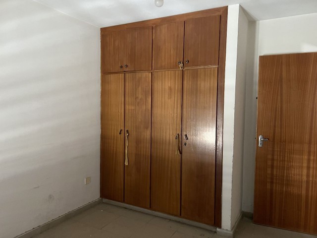 Girne merkezde, çarşıya yürüyüş mesafesinde satılık 5 adet Türk koçanlı daire + bodrum. 05338403555