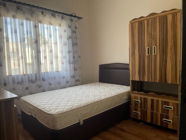 Renovierte und voll möblierte 3-Zimmer-Wohnung im Zentrum von Kyrenia, auf dem Gelände von Levent. Der dringend-Verkauf von ① fiel von 70.000 !! Die MwSt. ist fertig. 05338403555 ** 