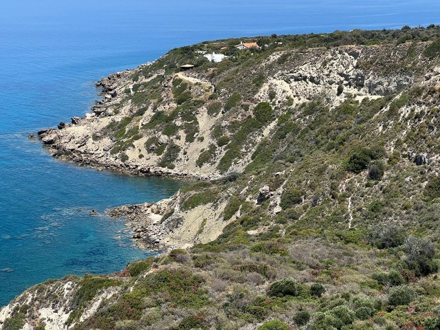 Land am Meer im Dorf Kyrenia Felsen. Es gibt einen Unterschied zwischen Meer und Land. Ein wunderschönes Land mit Blick auf eine wunderschöne Bucht. 05338403555 ** 