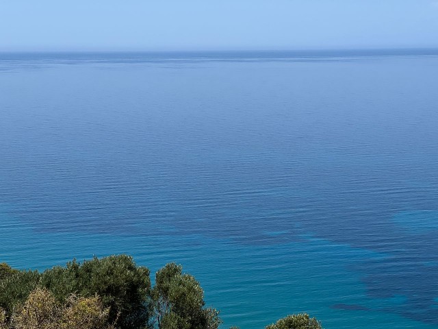 Land am Meer im Dorf Kyrenia Felsen. Es gibt einen Unterschied zwischen Meer und Land. Ein wunderschönes Land mit Blick auf eine wunderschöne Bucht. 05338403555 ** 