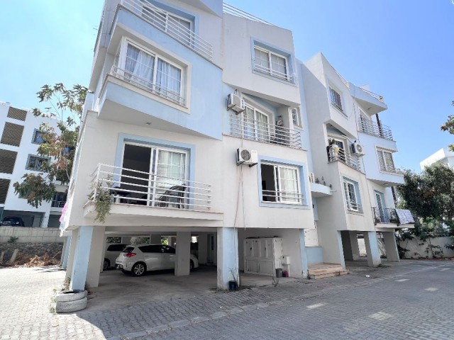 Girne merkezde 3 yatak odalı daire. Çarşıya yürüyüş mesafesinde, kapalı otopark. ebeveyn banyolu. 05338403555