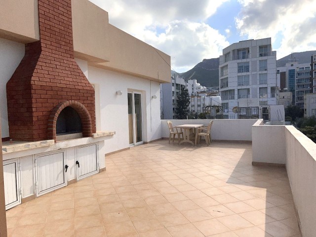 Girne Zeytinlik bölgesi, Pascucci arkası geniş penthouse. Geniş terasları ve barbekü ile manzaranın keyfini çıkarmak kalıyor. Şehir stresinden kurtulmak için terasında müstakil keyfini yaşayın.Koçan hazır KDV ödenmiştir. 05338403555