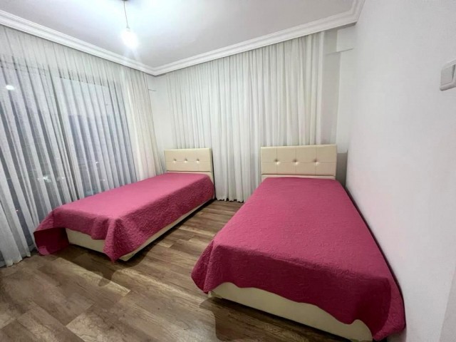 Girne Karakum bölgesin'de ana cadde'ye yürüyüş mesafesinde, tapusu hazır, KDV ödenmiş, yaşamaya hazır 2+1 eşyalı daire. 05338403555