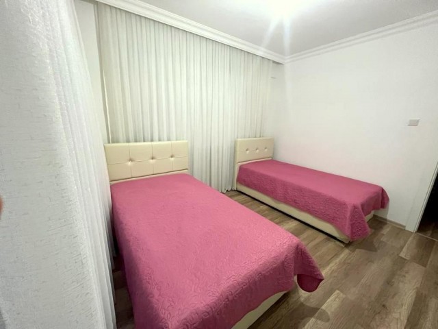 Girne Karakum bölgesin'de ana cadde'ye yürüyüş mesafesinde, tapusu hazır, KDV ödenmiş, yaşamaya hazır 2+1 eşyalı daire. 05338403555