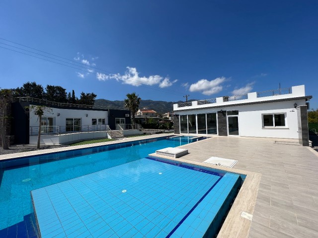 In Kyrenia, Alsancak, there are 2 2+1 and 1+1 auxiliary houses on a 1650m2 land. There is a 14x5 private swimming pool in the complex with a total indoor area of 279m2. 05338403555