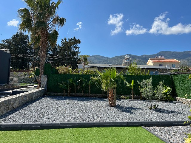 In Kyrenia, Alsancak, there are 2 2+1 and 1+1 auxiliary houses on a 1650m2 land. There is a 14x5 private swimming pool in the complex with a total indoor area of 279m2. 05338403555