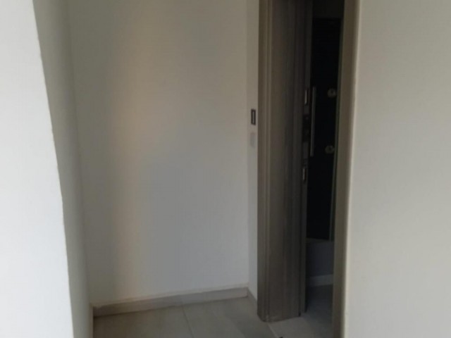 Girne Alsancak'ta 7x24 güvenlikli bakımlı site içerisinde zemin kat bahçeli ful eşyalı daire. 05338403555