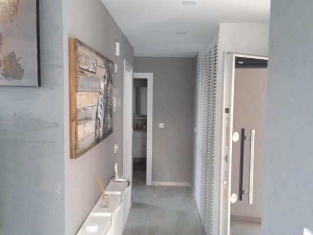 Girne Alsancak'ta 7x24 güvenlikli bakımlı site içerisinde zemin kat bahçeli ful eşyalı daire. 05338403555