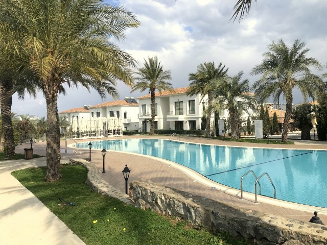 Vollständig möblierte Wohnung mit Garten im Erdgeschoss in einer gepflegten Anlage mit 24x7 Sicherheit in Alsancak, Kyrenia. 05338403555