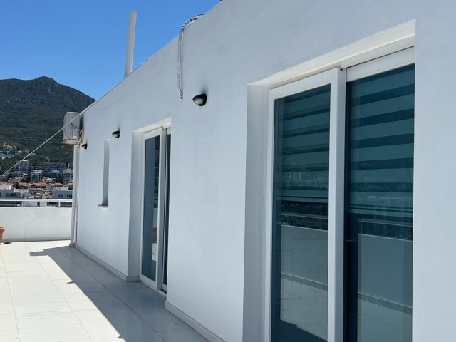 Girne, Kaşgar bölgesinde, Les Ambassadeurs hotele yürüyüş mesafesinde, muhteşem deniz manzarasına sahip,3+1 penthouse daire.05338403555