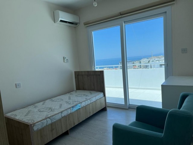 Girne, Kaşgar bölgesinde, Les Ambassadeurs hotele yürüyüş mesafesinde, muhteşem deniz manzarasına sahip,3+1 penthouse daire.05338403555