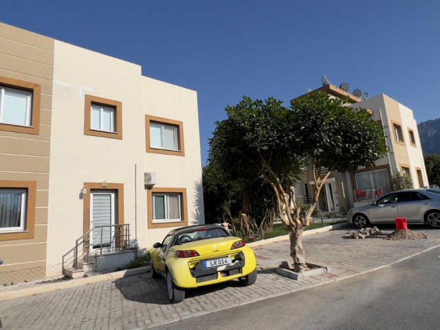 1+1-Wohnung im 1. Stock in einem Komplex mit Pool in Kyrenia, Alsancak. Der Stub ist fertig, die Mehrwertsteuer wurde bezahlt.05338403555