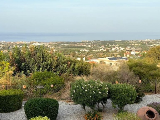 Villa mit unglaublicher Aussicht auf 3 Hektar Land in Karşıyaka, Kyrenia. 05338403555