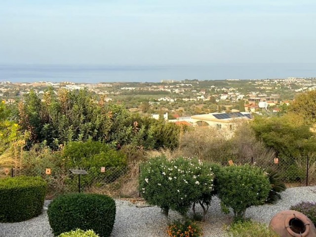 Girne, Karşıyaka'da önü kesilmez deniz manzaralı manzaralı villa. yüksek bir alanda konumlanmış villa kendinize ait özel alana sahip, aradığınız tüm konforu sunabilecek, taşınmaya hazır.05338403555