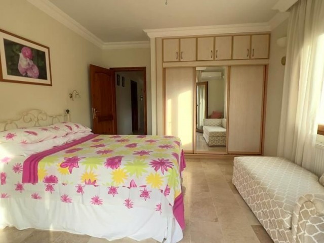 Villa mit unglaublicher Aussicht auf 3 Hektar Land in Karşıyaka, Kyrenia. 05338403555