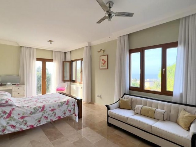 Villa mit unglaublicher Aussicht auf 3 Hektar Land in Karşıyaka, Kyrenia. 05338403555