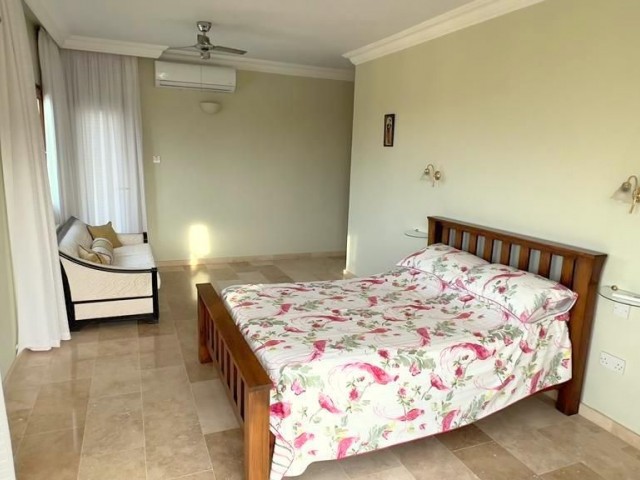 Villa mit unglaublicher Aussicht auf 3 Hektar Land in Karşıyaka, Kyrenia. 05338403555