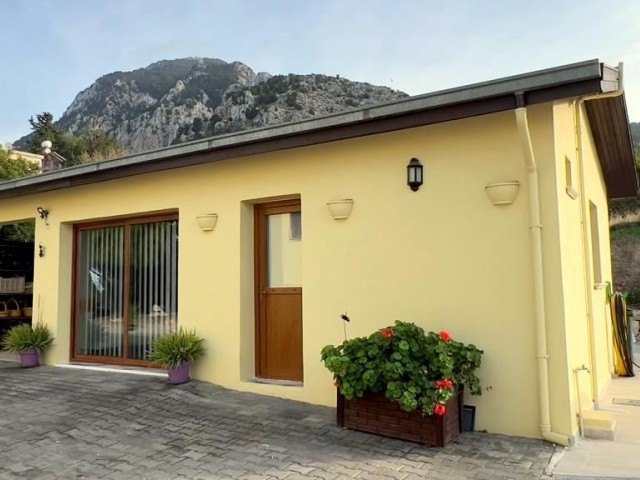 Villa mit unglaublicher Aussicht auf 3 Hektar Land in Karşıyaka, Kyrenia. 05338403555