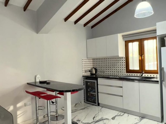 Girne, Karşıyaka'da 5 dönüm  arazi içerisine + 3 dönüm devletten kiralanmış toplam 6 dönüm içerisinde önü kesilmez manzaralı villa.05338403555