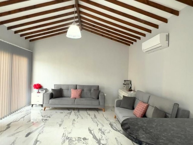 Girne, Karşıyaka'da 5 dönüm  arazi içerisine + 3 dönüm devletten kiralanmış toplam 6 dönüm içerisinde önü kesilmez manzaralı villa.05338403555