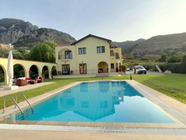 Villa mit unglaublicher Aussicht auf 3 Hektar Land in Karşıyaka, Kyrenia. 05338403555