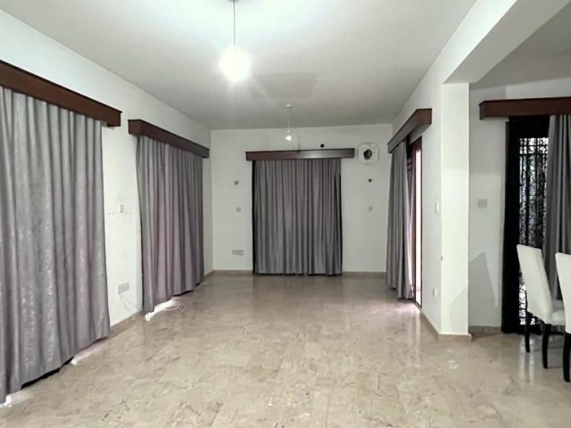 2 separate 2-stöckige Residenzen auf 2620 m² großem Grundstück in Karşıyaka, Kyrenia. Jede besteht aus 3+1 Wohnungen. Die Eingänge sind getrennt. 05338403555