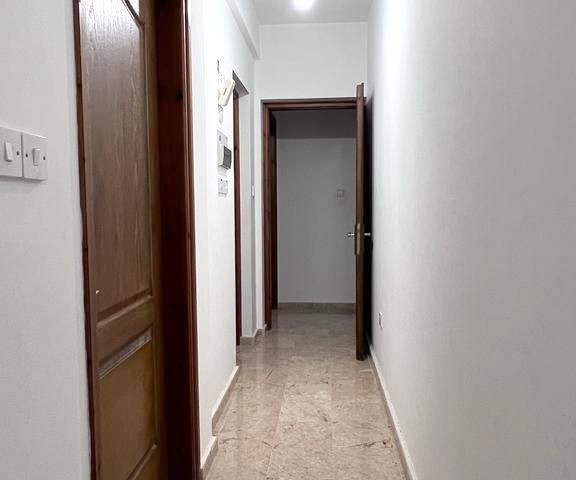 2 separate 2-stöckige Residenzen auf 2620 m² großem Grundstück in Karşıyaka, Kyrenia. Jede besteht aus 3+1 Wohnungen. Die Eingänge sind getrennt. 05338403555