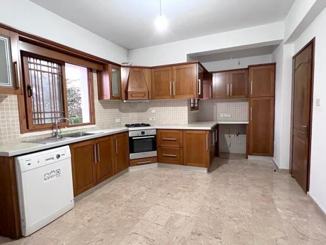 2 separate 2-stöckige Residenzen auf 2620 m² großem Grundstück in Karşıyaka, Kyrenia. Jede besteht aus 3+1 Wohnungen. Die Eingänge sind getrennt. 05338403555