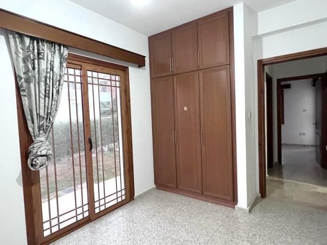 2 اقامتگاه 2 طبقه مجزا در زمینی به مساحت 2620 متر مربع در Karşıyaka، گیرنه. هر کدام از 3+1 آپارتمان تشکیل شده است. ورودی ها جدا هستند. 05338403555