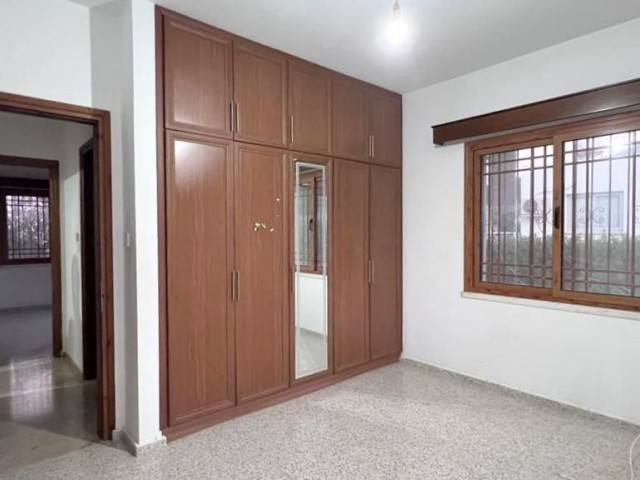 2 separate 2-stöckige Residenzen auf 2620 m² großem Grundstück in Karşıyaka, Kyrenia. Jede besteht aus 3+1 Wohnungen. Die Eingänge sind getrennt. 05338403555