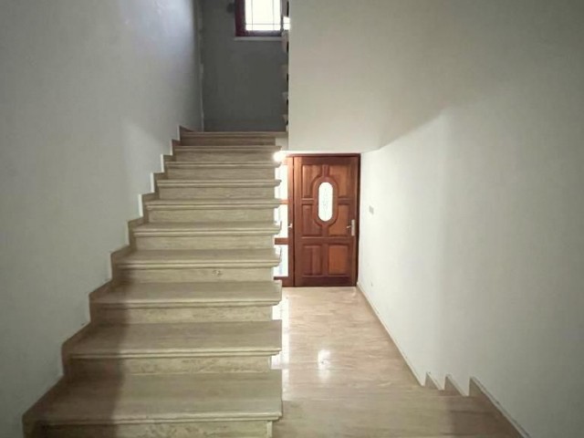 2 separate 2-stöckige Residenzen auf 2620 m² großem Grundstück in Karşıyaka, Kyrenia. Jede besteht aus 3+1 Wohnungen. Die Eingänge sind getrennt. 05338403555