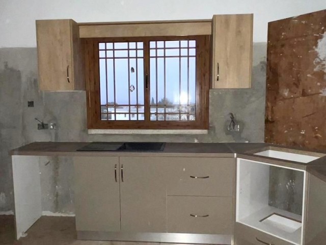 2 separate 2-stöckige Residenzen auf 2620 m² großem Grundstück in Karşıyaka, Kyrenia. Jede besteht aus 3+1 Wohnungen. Die Eingänge sind getrennt. 05338403555