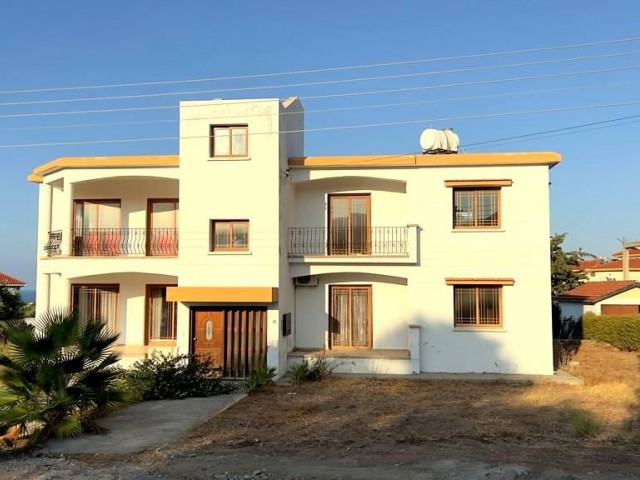 Girne, Karşıyaka'da 2620m2 Türk koçanlı arazi içerisinde 2 katlı 2 ayrı konut. her biri 3+1 daireden oluşmaktadır. girişleri ayrıdır. 05338403555