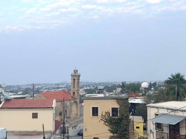 Ein altes zypriotisches Haus in Lapta, Kyrenia, wo Sie von Natur und Geschichte umgeben sind und wo Sie Meer- und Bergblick genießen können. Die Bebauungsquote in der Gegend, in der sich unser Haus befindet, mit einer Grundstücksfläche von 869 m², beträgt 90 %.05338403555