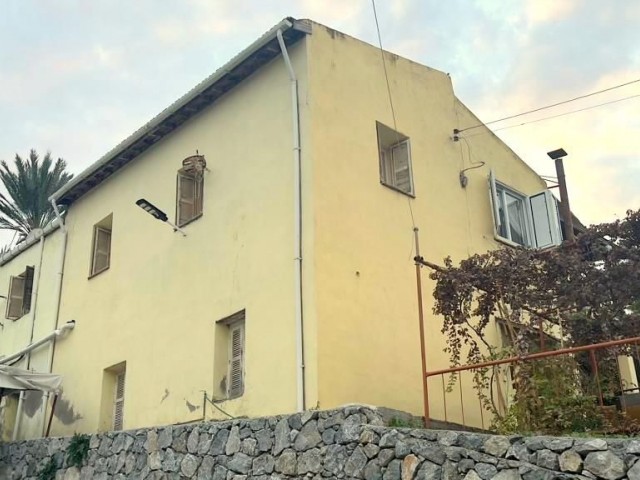 Girne Lapta'da doğa ve tarih ile içiçe, Deniz ve dağ manzarasına doyacağınız eski Kıbrıs evi.60cm taş duvarlara sahip olup, taş eve dönüştürülebilir.  869m2 arsaya sahip evimizin bulunduğu alanda imar oranı %90'dır.3 katlı apartman yapımına da uygundur.05338403555