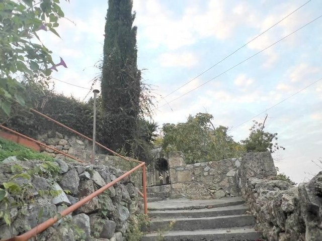 Ein altes zypriotisches Haus in Lapta, Kyrenia, wo Sie von Natur und Geschichte umgeben sind und wo Sie Meer- und Bergblick genießen können. Die Bebauungsquote in der Gegend, in der sich unser Haus befindet, mit einer Grundstücksfläche von 869 m², beträgt 90 %.05338403555