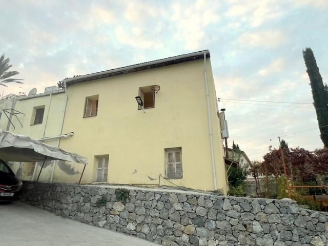 Ein altes zypriotisches Haus in Lapta, Kyrenia, wo Sie von Natur und Geschichte umgeben sind und wo Sie Meer- und Bergblick genießen können. Die Bebauungsquote in der Gegend, in der sich unser Haus befindet, mit einer Grundstücksfläche von 869 m², beträgt 90 %.05338403555