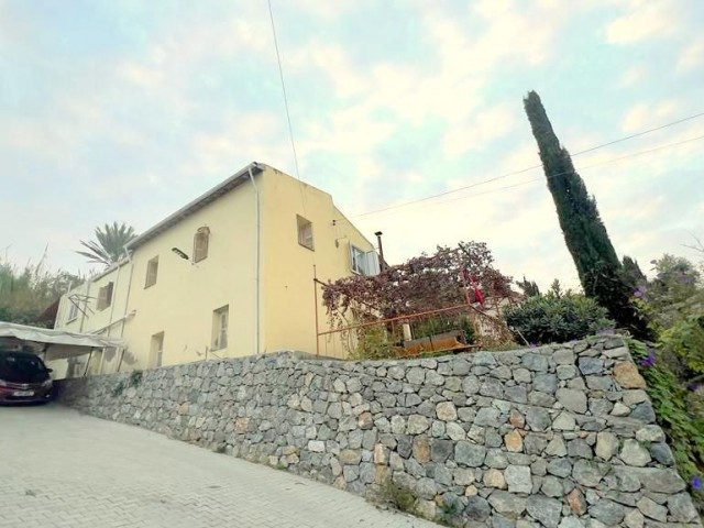 Girne Lapta'da doğa ve tarih ile içiçe, Deniz ve dağ manzarasına doyacağınız eski Kıbrıs evi.60cm taş duvarlara sahip olup, taş eve dönüştürülebilir.  869m2 arsaya sahip evimizin b