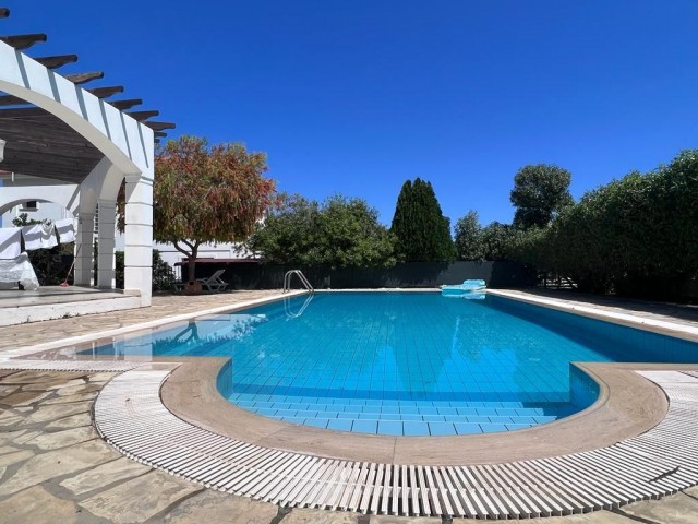 Girne Lapta'da 4 yatak odalı kısa dönem kiralık havuzlu villa.05338403555/ 05488403555