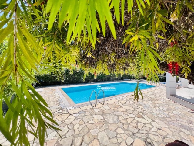 Kurzzeitmietvilla mit 4 Schlafzimmern und Pool in Lapta, Kyrenia.05338403555/ 05488403555