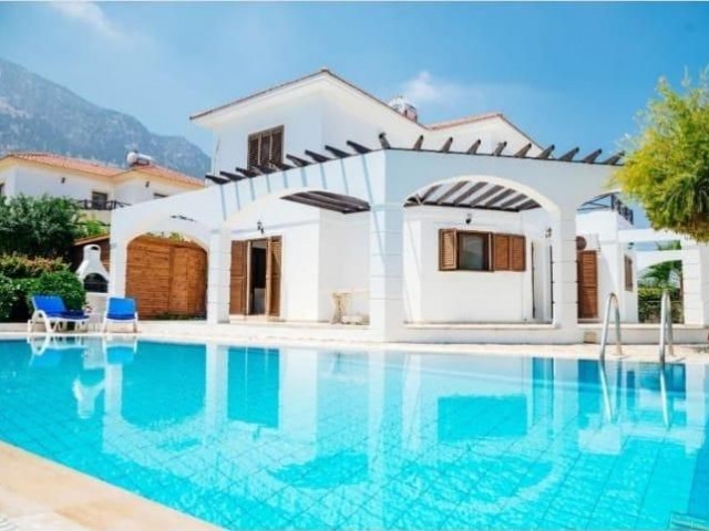 Kurzzeitmietvilla mit 4 Schlafzimmern und Pool in Lapta, Kyrenia.05338403555/ 05488403555