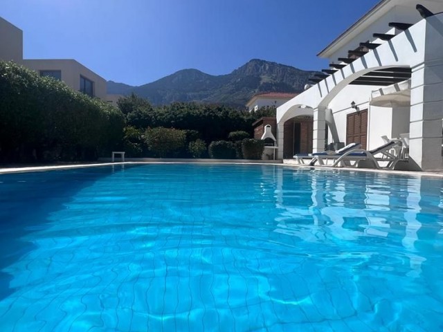 Kurzzeitmietvilla mit 4 Schlafzimmern und Pool in Lapta, Kyrenia.05338403555/ 05488403555