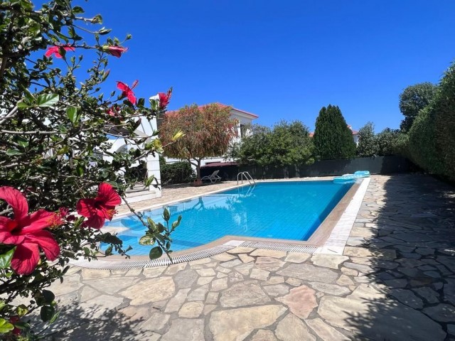 Kurzzeitmietvilla mit 4 Schlafzimmern und Pool in Lapta, Kyrenia.05338403555/ 05488403555