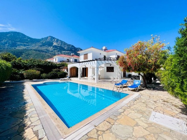 Kurzzeitmietvilla mit 4 Schlafzimmern und Pool in Lapta, Kyrenia.05338403555/ 05488403555