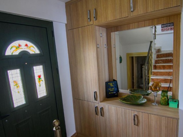 Триплекс-вилла с 3 спальнями и 3 ванными комнатами в Караогланоглу, Кирения, продается полностью меблированной. Заглушка готова, подходит для кредита. 05338403555