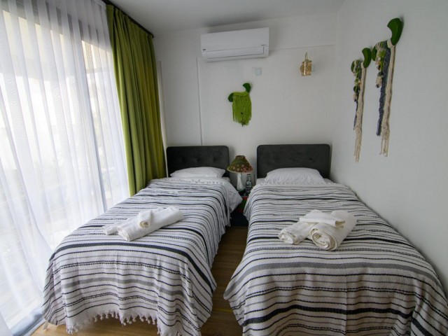 Girne, Karaoğlanoğlunda 3 yatak odalı 3 banyolu tripleks villa.ful eşyalı olarak satılıktır. koçan hazır.krediye uygun. 05338403555