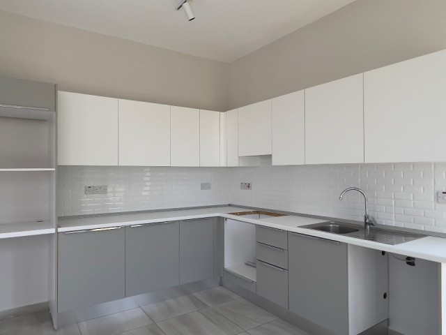 آپارتمان 2+1 طبقه همکف با باغ در سایت شهر گیرنه آلسانجاک کیبریس با نگهبانی 24 ساعته. 05338403555
