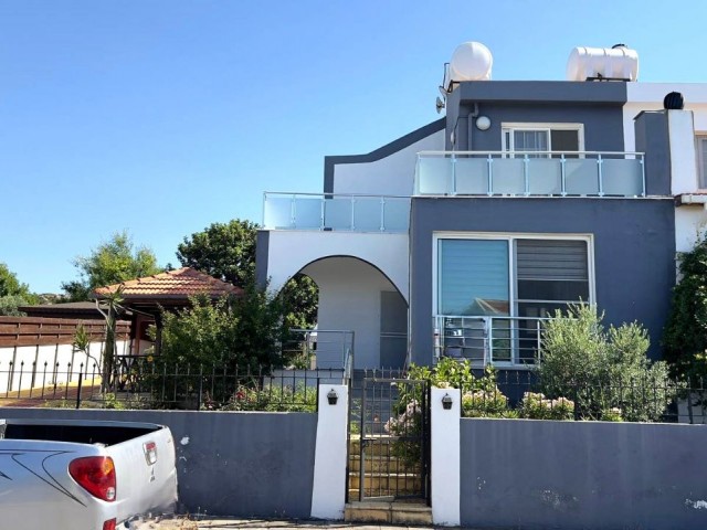 Ein Ferienhaus in Sadrazamköy, Kyrenia, oder eine 3-Zimmer-Doppelhaushälfte mit perfektem Meerblick, in einer Anlage mit Pool, nur wenige Gehminuten vom Sandstrand entfernt, für diejenigen, die immer im Urlaub leben möchten. 05338403555 / 05488403555