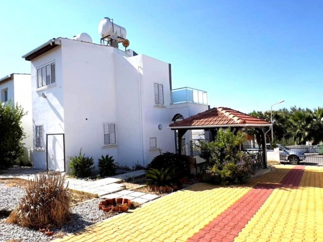 Ein Ferienhaus in Sadrazamköy, Kyrenia, oder eine 3-Zimmer-Doppelhaushälfte mit perfektem Meerblick, in einer Anlage mit Pool, nur wenige Gehminuten vom Sandstrand entfernt, für diejenigen, die immer im Urlaub leben möchten. 05338403555 / 05488403555